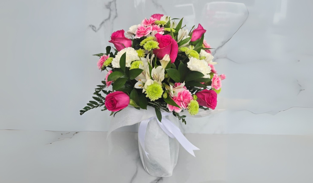 Un ramo de flores frescas listo para ser enviado a nivel internacional.